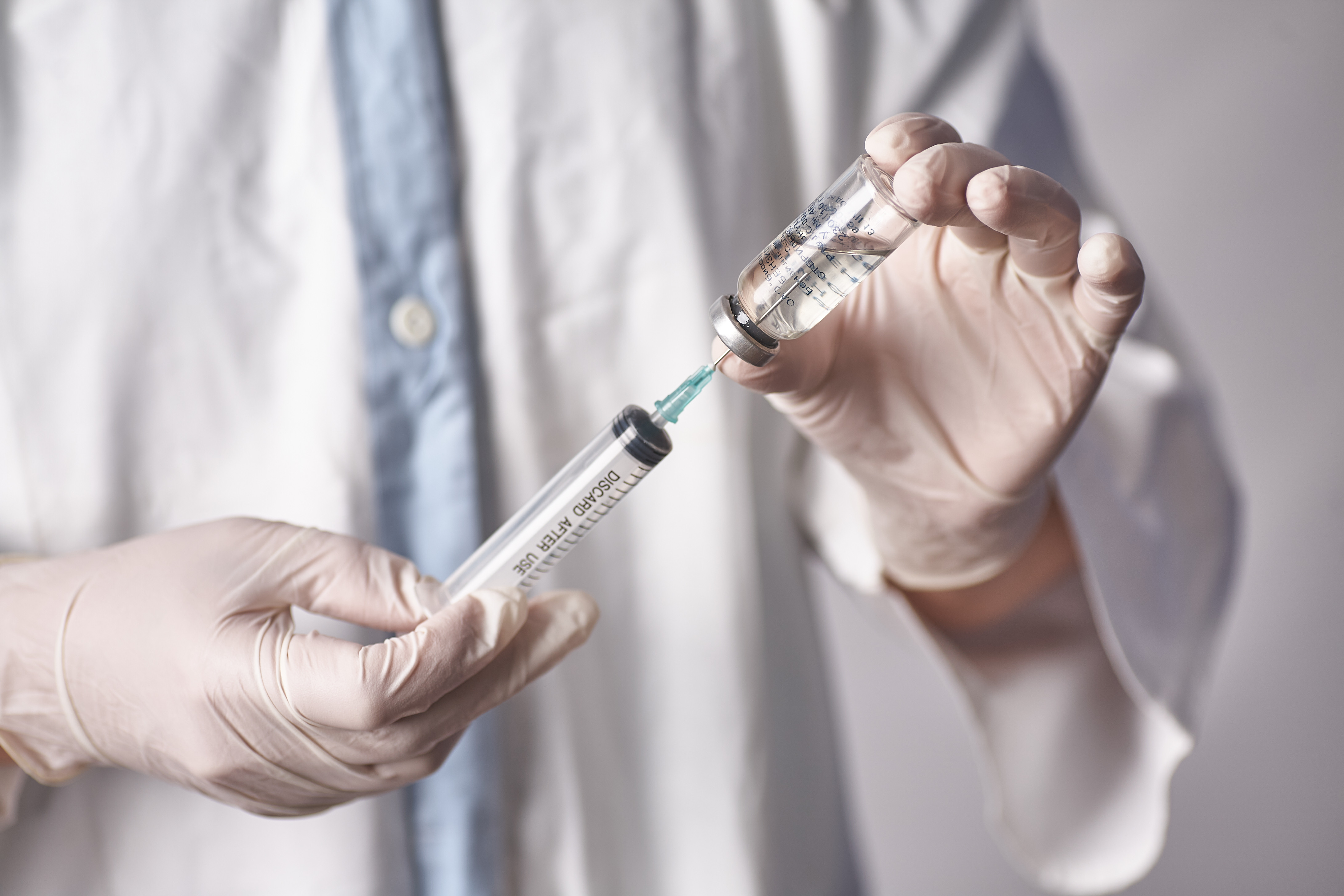 Sjukvårdsanställd förbereder en vaccinationspruta